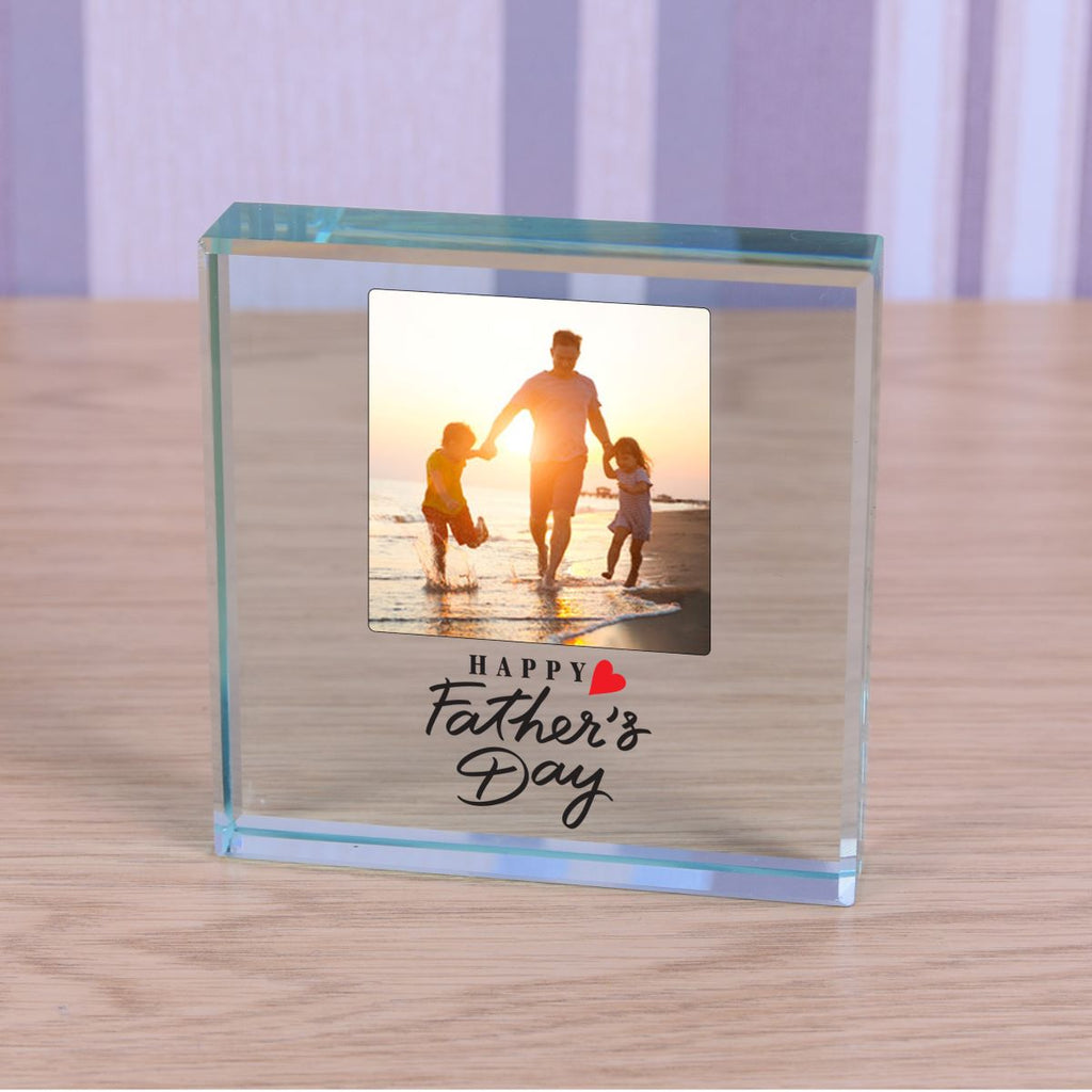 Glass photo block with a father and two children on a beach, featuring 'Happy Father's Day' text and a red heart.  Displayed on a light surface. 