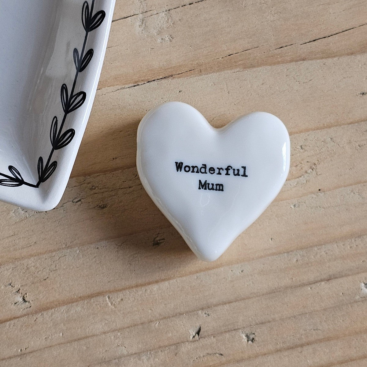 Heart-shaped white ceramic tile with 'Wonderful Mum' text on a wooden surface
